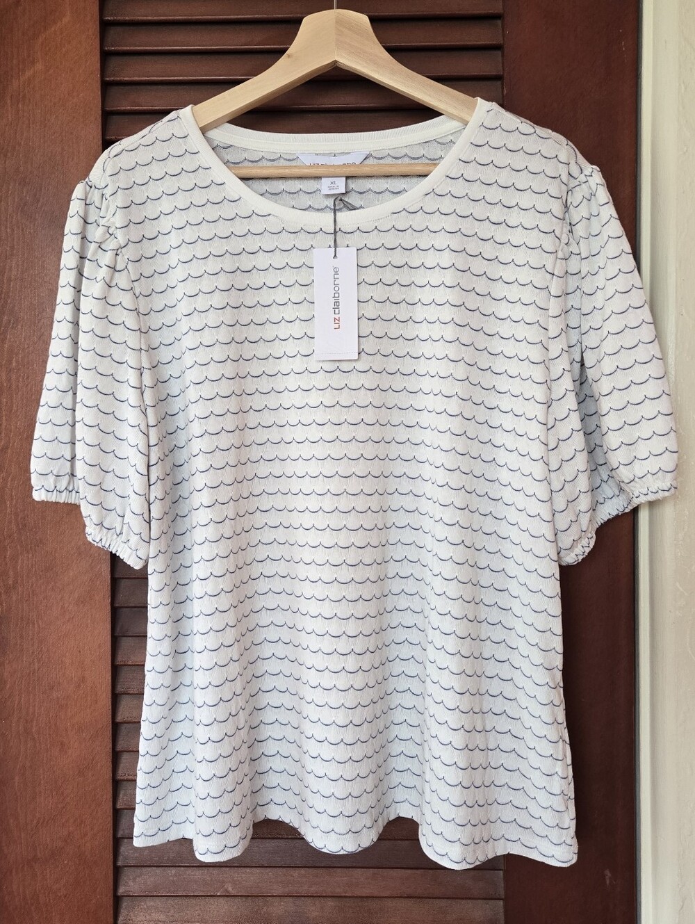 NWT Liz Claiborne White Top with Navy Scallop Pattern - Short Sleeve XL